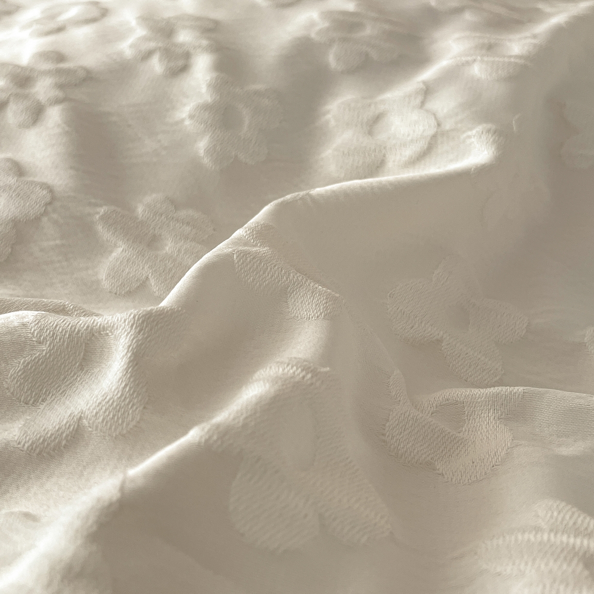 91家纺网 家纺一手货源 找家纺 金阳光家纺 2026新款立体浮雕双层花边水洗真丝四件套 莫奈-白