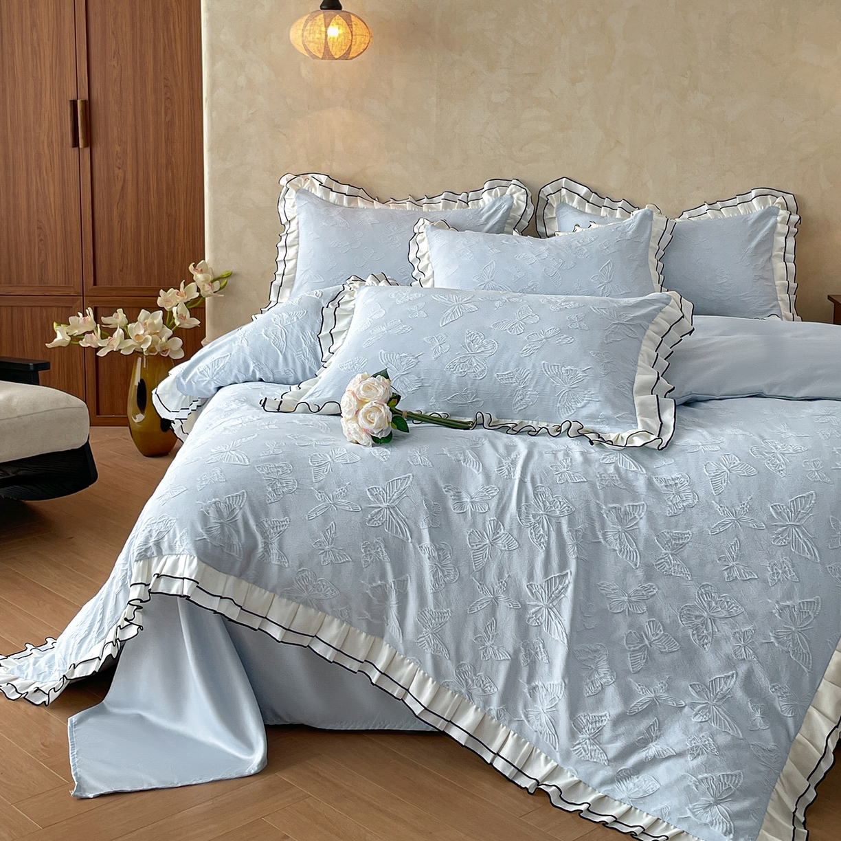 91家纺网 家纺一手货源 找家纺 金阳光家纺 2026新款立体浮雕双层花边水洗真丝四件套 蝴蝶-蓝