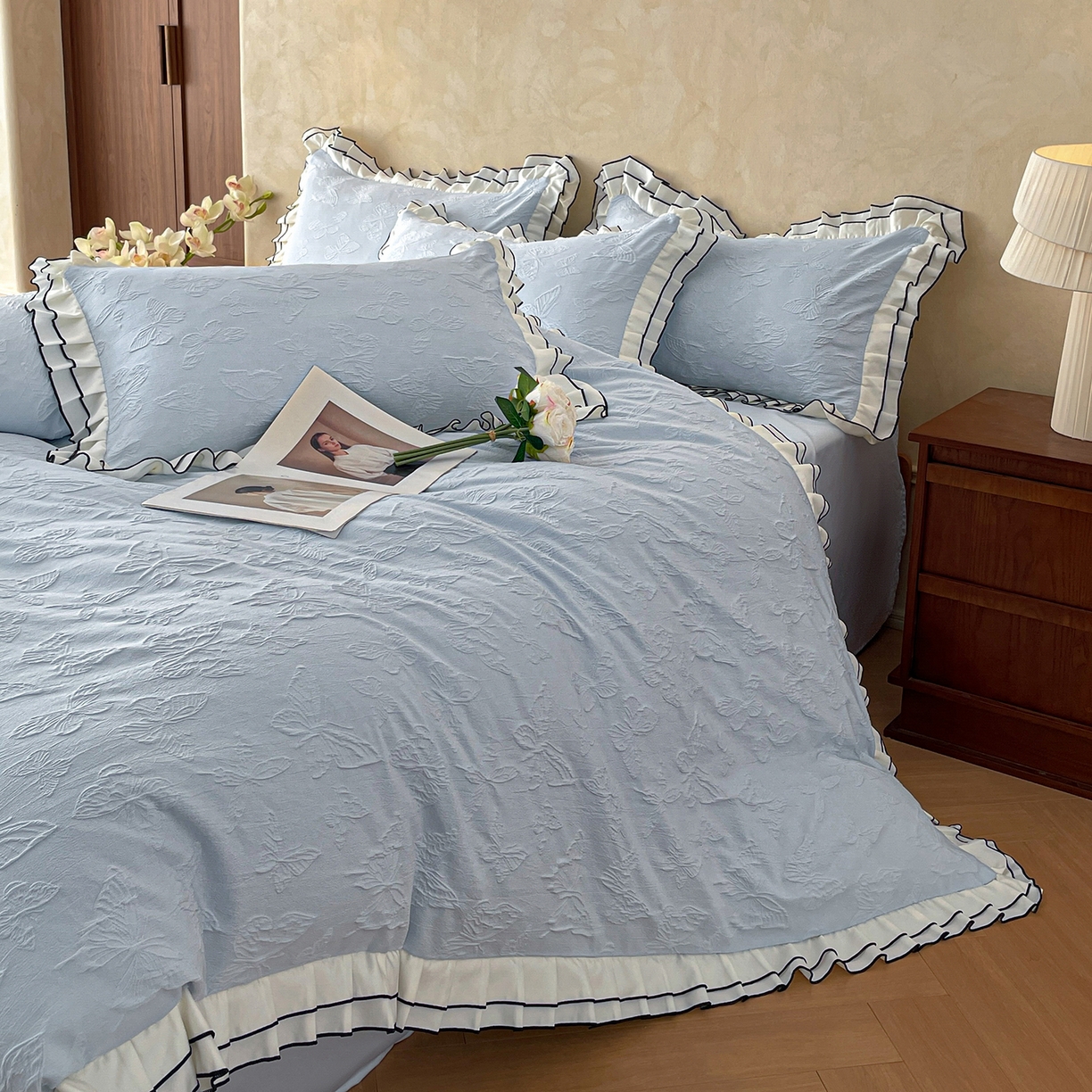 91家纺网 家纺一手货源 找家纺 金阳光家纺 2026新款立体浮雕双层花边水洗真丝四件套 蝴蝶-蓝