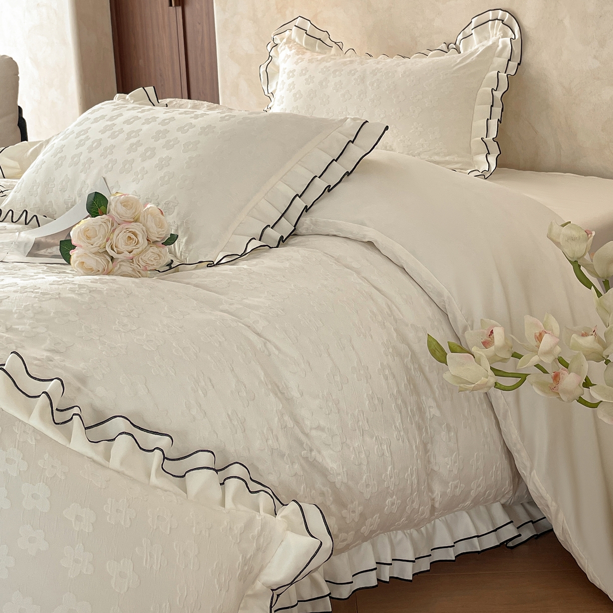 91家纺网 家纺一手货源 找家纺 金阳光家纺 2026新款立体浮雕双层花边水洗真丝四件套 莫奈-白