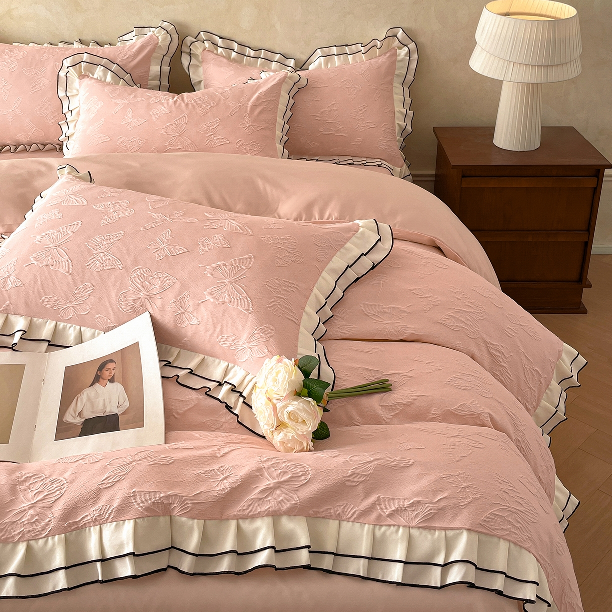 91家纺网 家纺一手货源 找家纺 金阳光家纺 2026新款立体浮雕双层花边水洗真丝四件套 蝴蝶-粉