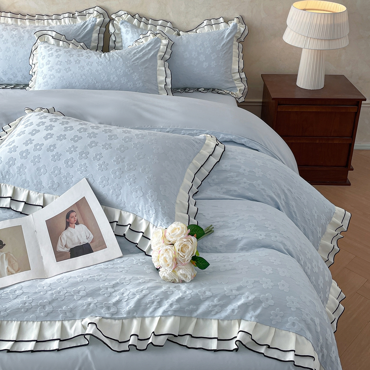 91家纺网 家纺一手货源 找家纺 金阳光家纺 2026新款立体浮雕双层花边水洗真丝四件套 莫奈-蓝