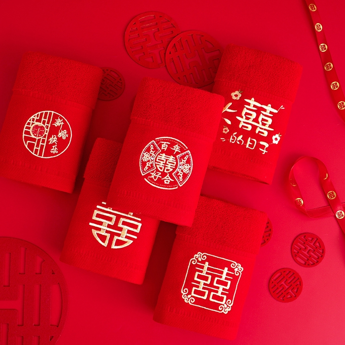 91家纺网 家纺一手货源 找家纺 朴尔家纺-毛巾被 2026新款全棉纯棉红色系喜庆婚庆伴手礼新婚回礼绣花毛巾-场景二 组合图仅供展示不可下单 35x75cm毛巾