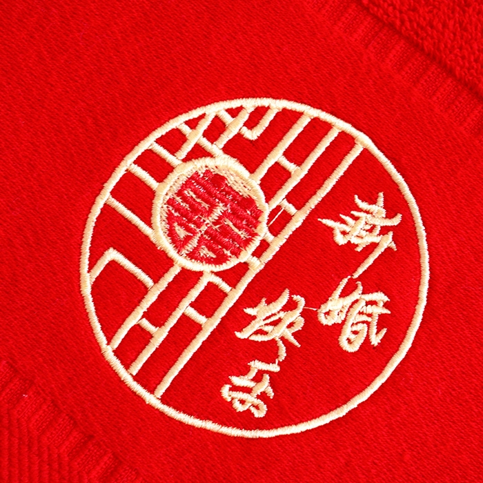 91家纺网 家纺一手货源 找家纺 朴尔家纺-毛巾被 2026新款全棉纯棉红色系喜庆婚庆伴手礼新婚回礼绣花毛巾-场景二 组合图仅供展示不可下单 礼盒