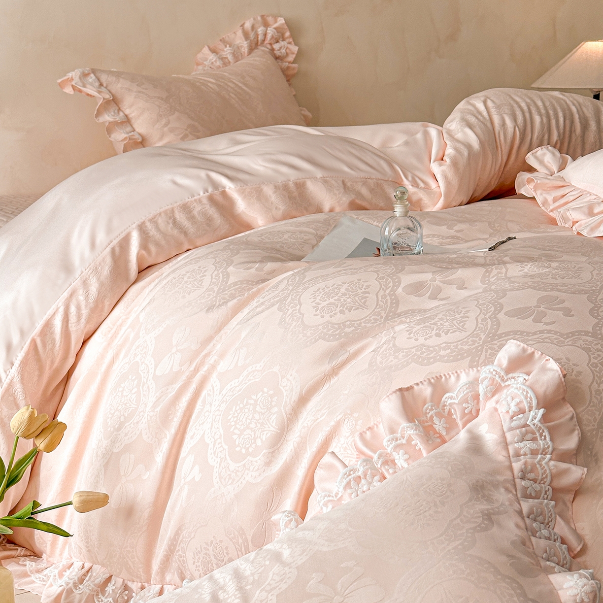 91家纺网 家纺一手货源 找家纺 金阳光家纺 2026春夏新款A类花边蕾丝款水洗真丝天丝床盖款床单款提花四件套 秘密花园-粉