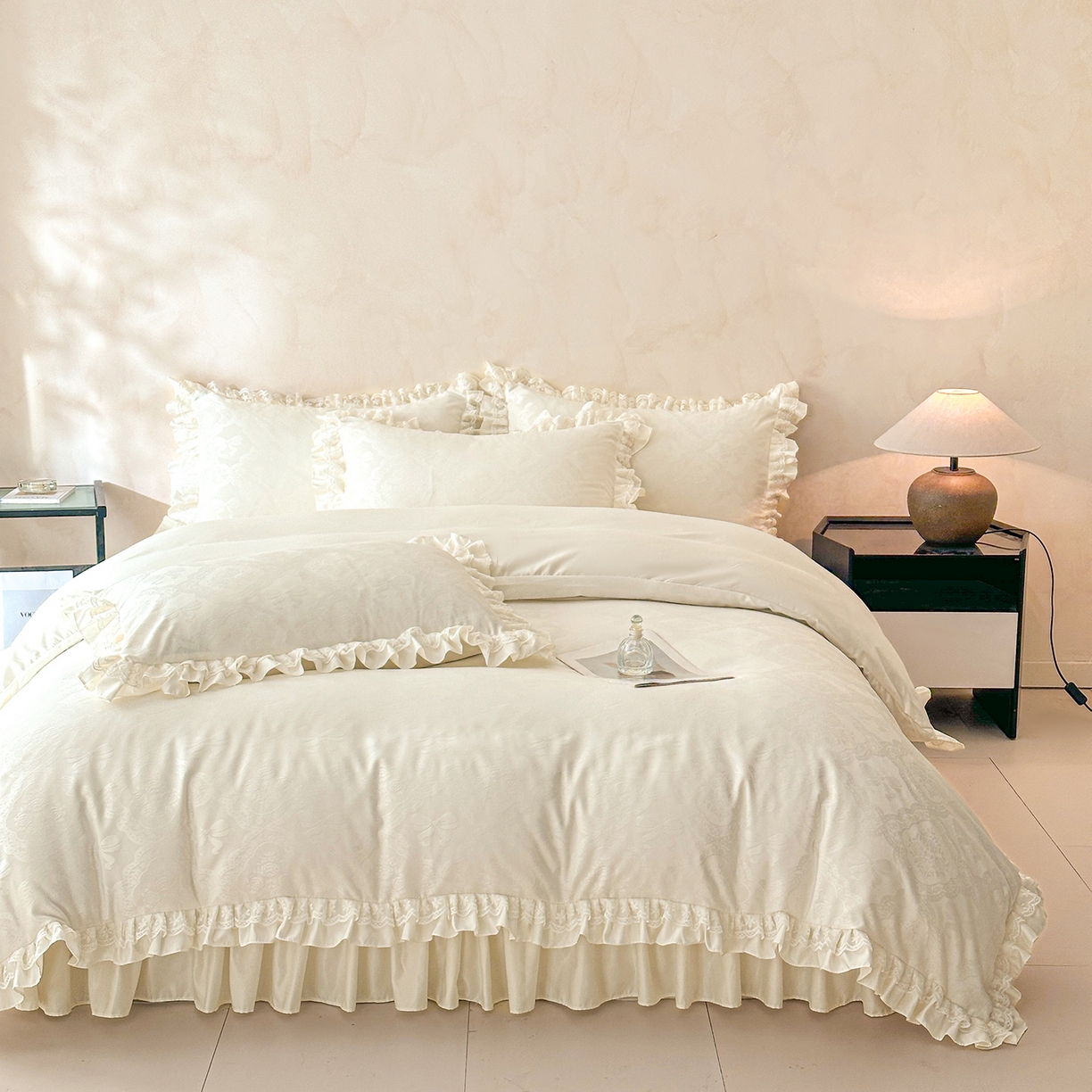 91家纺网 家纺一手货源 找家纺 金阳光家纺 2026春夏新款A类花边蕾丝款水洗真丝天丝床盖款床单款提花四件套 秘密花园-白