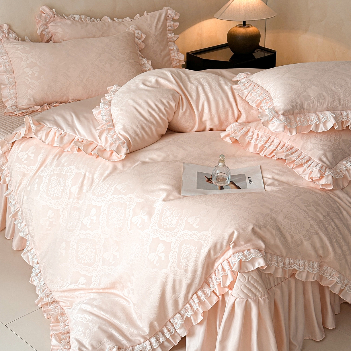 91家纺网 家纺一手货源 找家纺 金阳光家纺 2026春夏新款A类花边蕾丝款水洗真丝天丝床盖款床单款提花四件套 秘密花园-粉