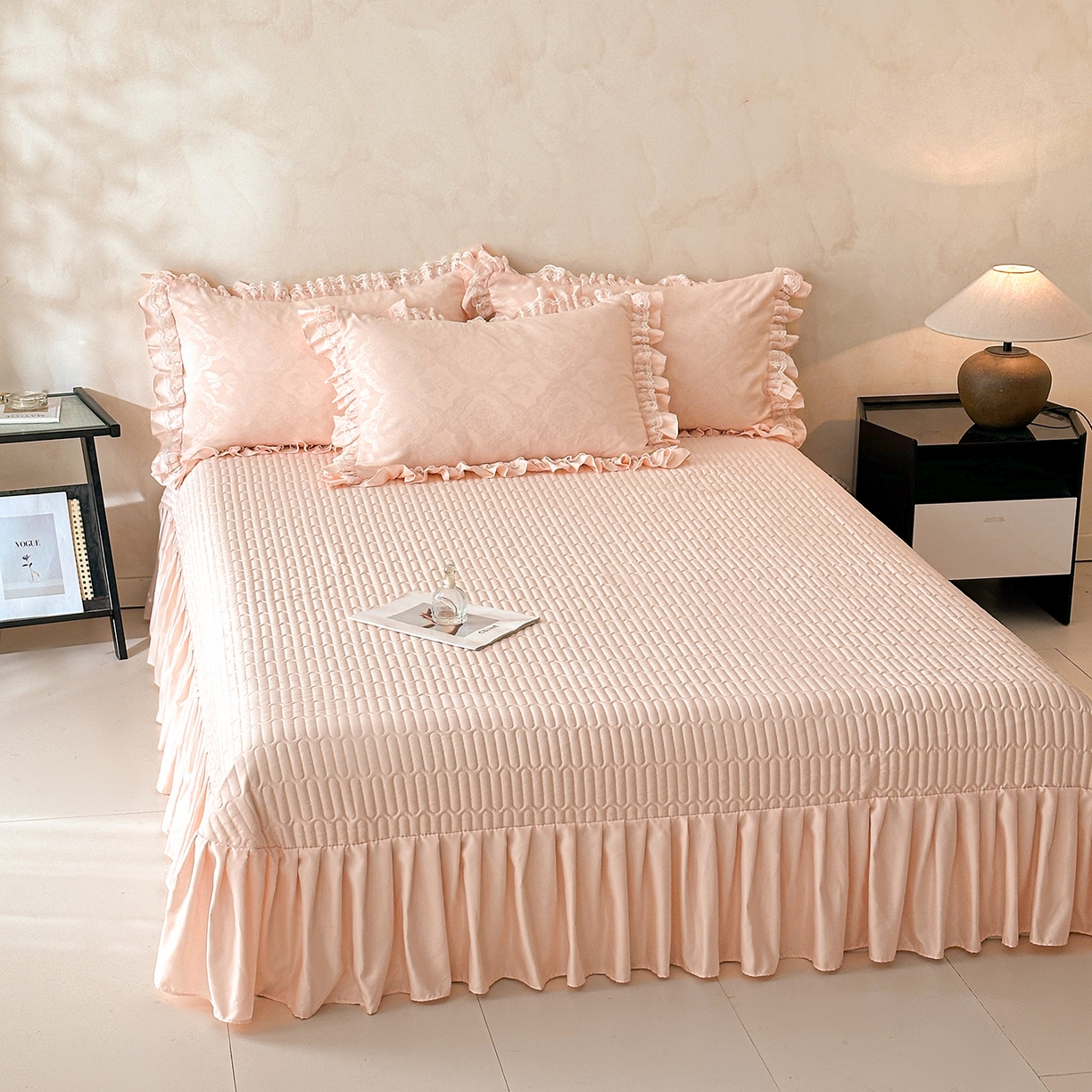 91家纺网 家纺一手货源 找家纺 金阳光家纺 2026春夏新款A类花边蕾丝款水洗真丝天丝床盖款床单款提花四件套 秘密花园-粉