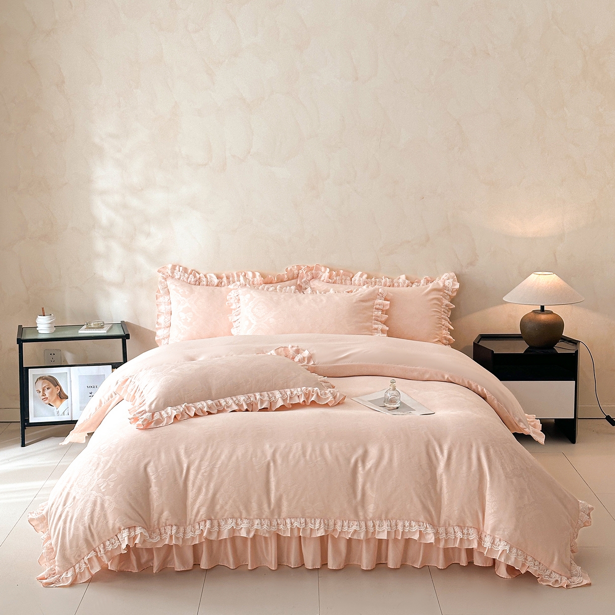 91家纺网 家纺一手货源 找家纺 金阳光家纺 2026春夏新款A类花边蕾丝款水洗真丝天丝床盖款床单款提花四件套 秘密花园-粉