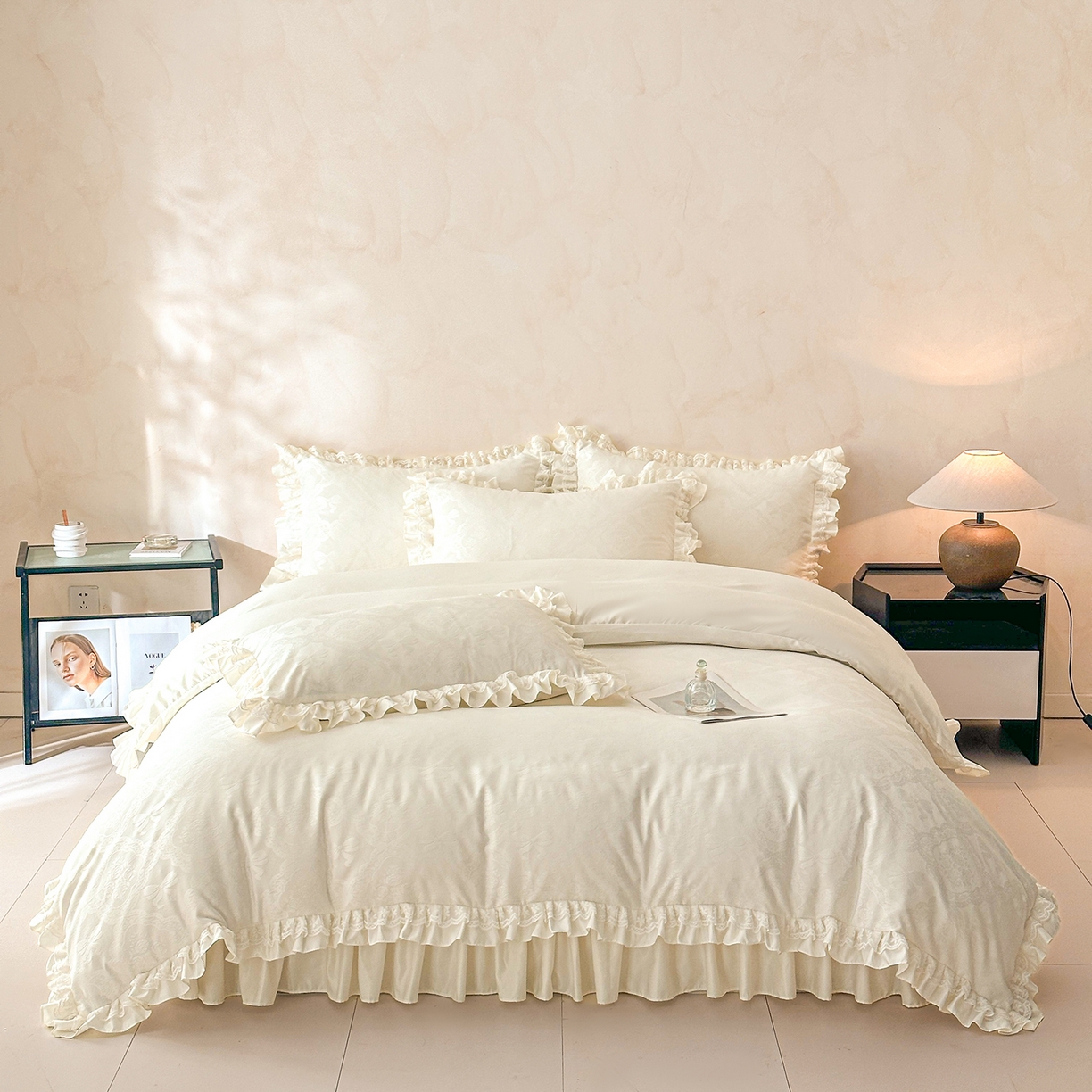 91家纺网 家纺一手货源 找家纺 金阳光家纺 2026春夏新款A类花边蕾丝款水洗真丝天丝床盖款床单款提花四件套 秘密花园-白