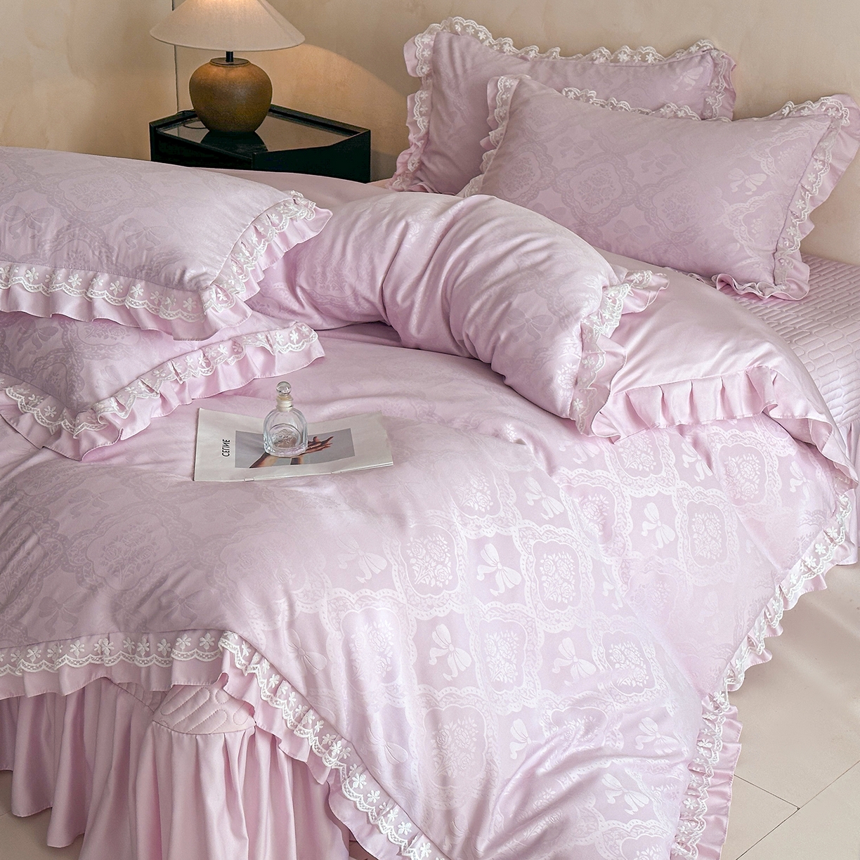 91家纺网 家纺一手货源 找家纺 金阳光家纺 2026春夏新款A类花边蕾丝款水洗真丝天丝床盖款床单款提花四件套 秘密花园-紫