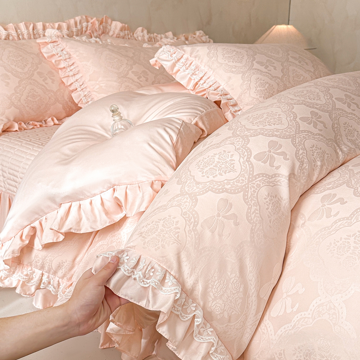 91家纺网 家纺一手货源 找家纺 金阳光家纺 2026春夏新款A类花边蕾丝款水洗真丝天丝床盖款床单款提花四件套 秘密花园-粉