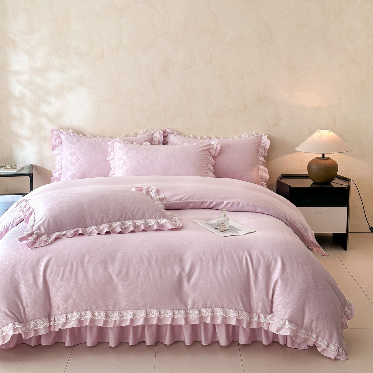 91家纺网 家纺一手货源 找家纺 金阳光家纺 2026春夏新款A类花边蕾丝款水洗真丝天丝床盖款床单款提花四件套 秘密花园-紫