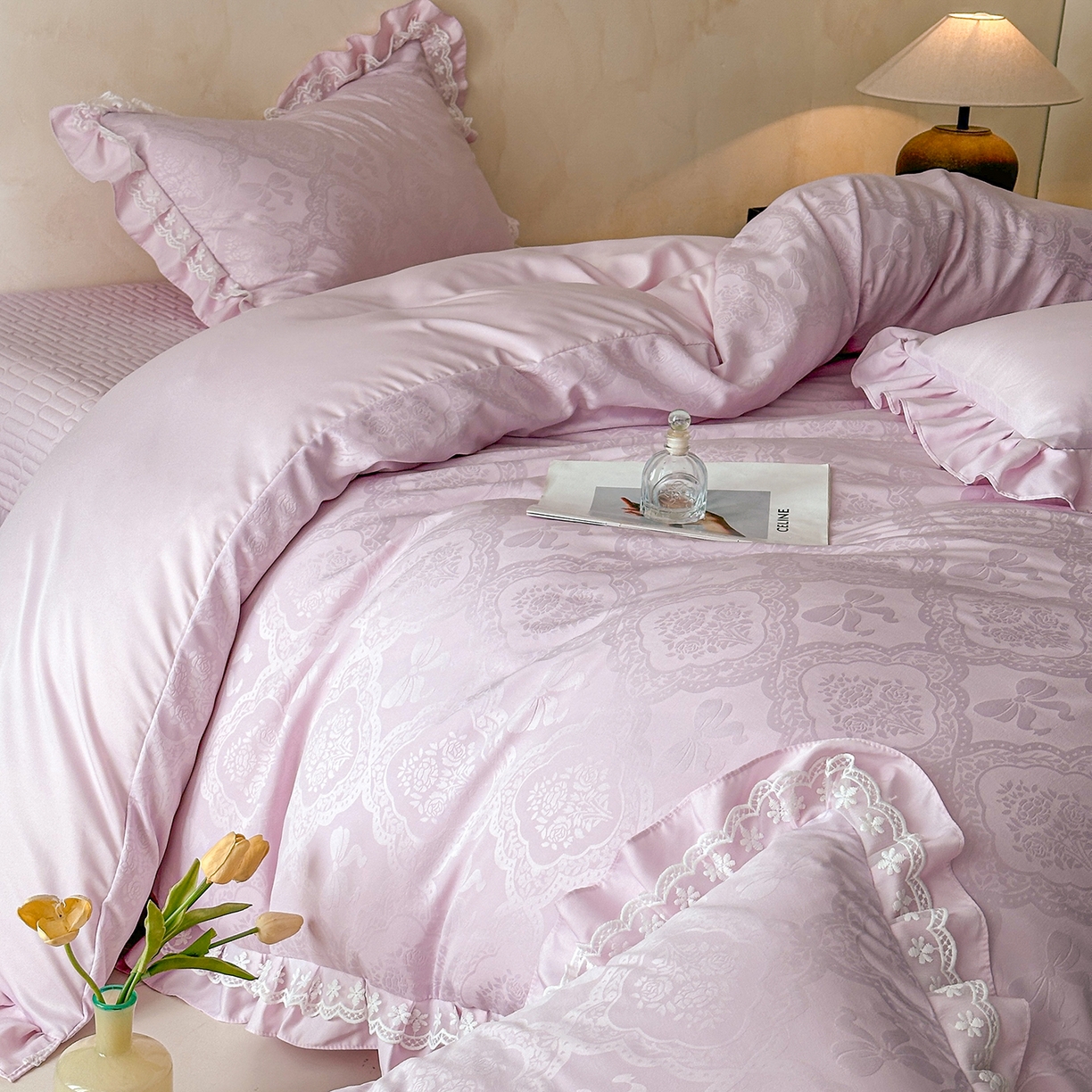 91家纺网 家纺一手货源 找家纺 金阳光家纺 2026春夏新款A类花边蕾丝款水洗真丝天丝床盖款床单款提花四件套 秘密花园-紫