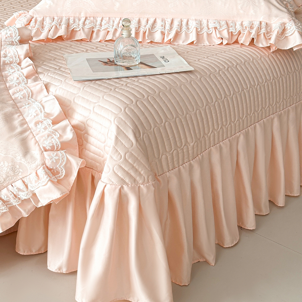 91家纺网 家纺一手货源 找家纺 金阳光家纺 2026春夏新款A类花边蕾丝款水洗真丝天丝床盖款床单款提花四件套 秘密花园-粉