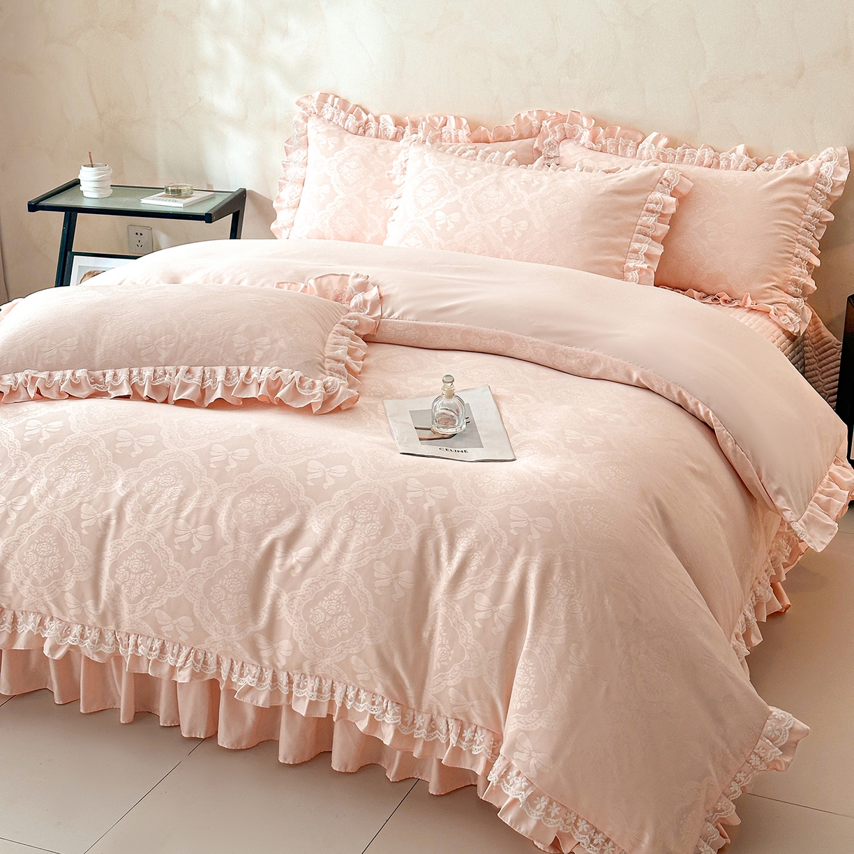 91家纺网 家纺一手货源 找家纺 金阳光家纺 2026春夏新款A类花边蕾丝款水洗真丝天丝床盖款床单款提花四件套 秘密花园-粉