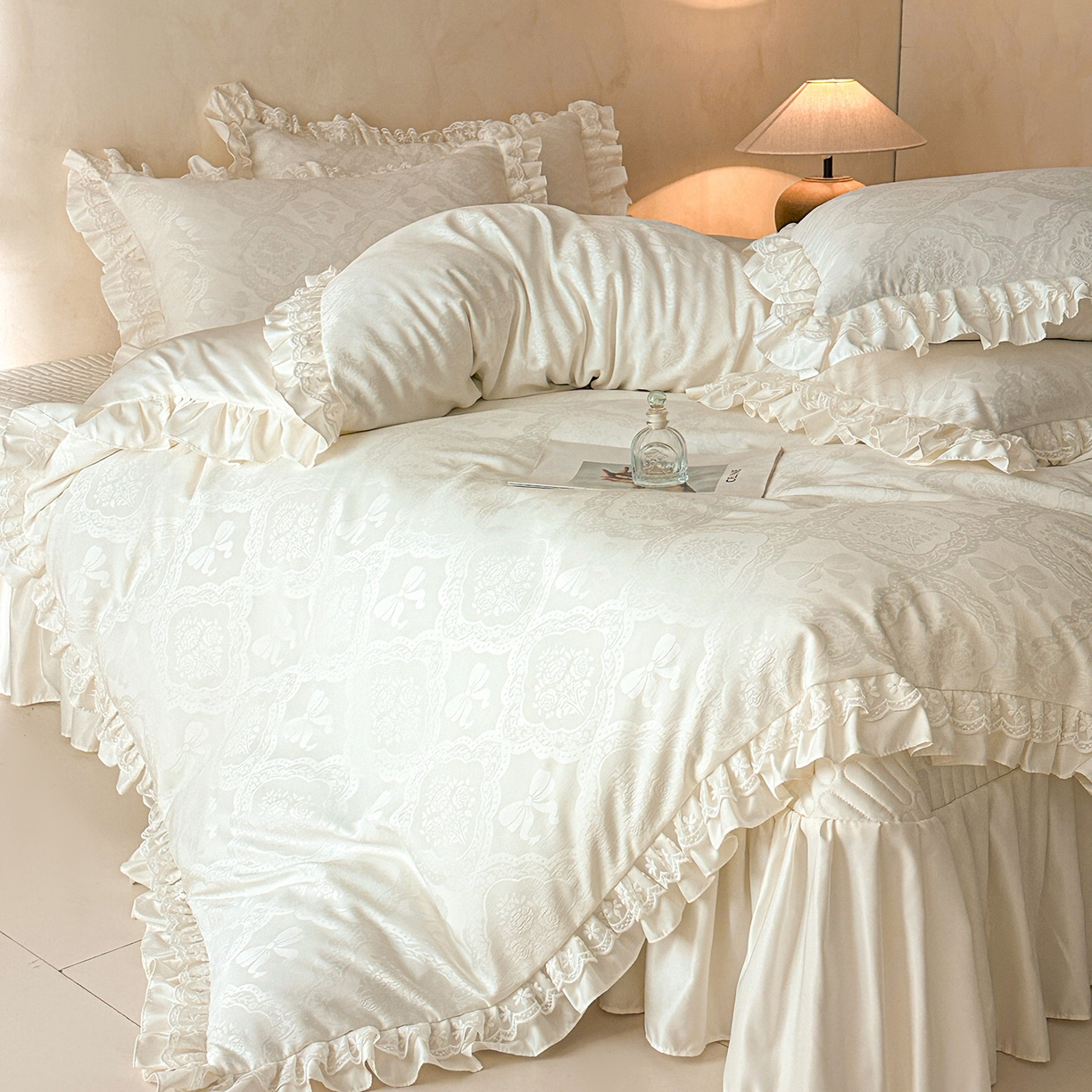 91家纺网 家纺一手货源 找家纺 金阳光家纺 2026春夏新款A类花边蕾丝款水洗真丝天丝床盖款床单款提花四件套 秘密花园-白