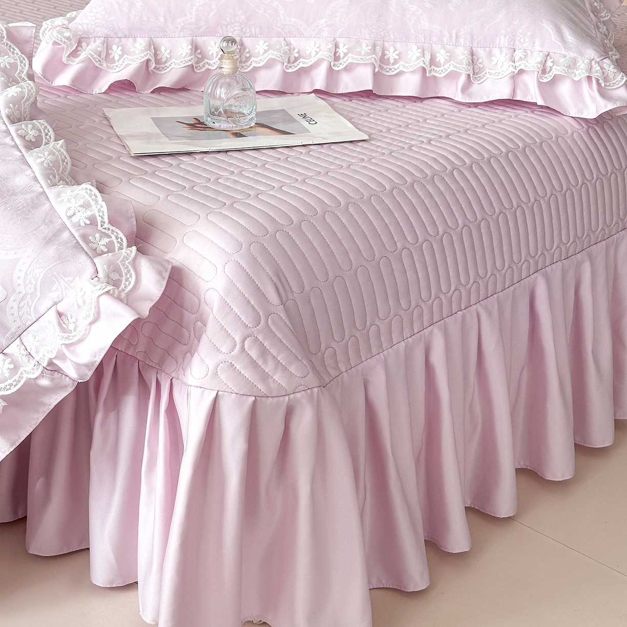 91家纺网 家纺一手货源 找家纺 金阳光家纺 2026春夏新款A类花边蕾丝款水洗真丝天丝床盖款床单款提花四件套 秘密花园-紫