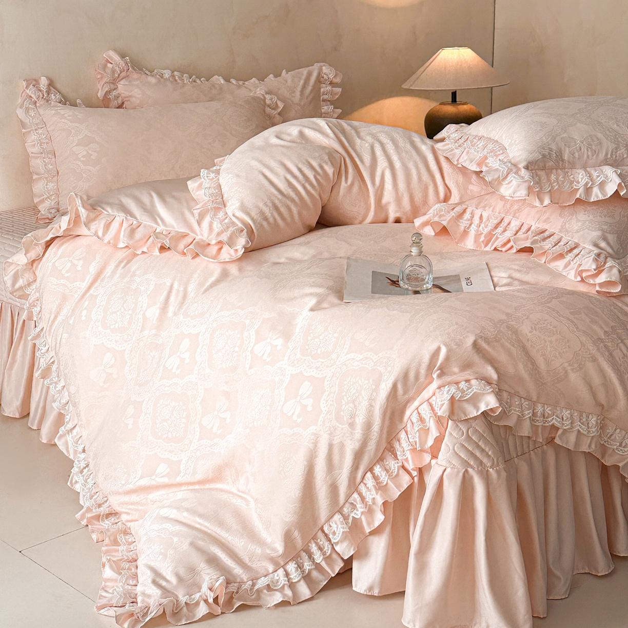 91家纺网 家纺一手货源 找家纺 金阳光家纺 2026春夏新款A类花边蕾丝款水洗真丝天丝床盖款床单款提花四件套 秘密花园-粉