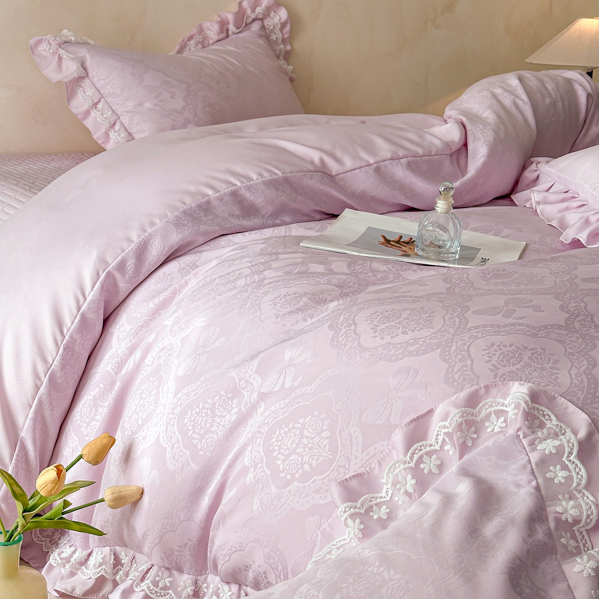 91家纺网 家纺一手货源 找家纺 金阳光家纺 2026春夏新款A类花边蕾丝款水洗真丝天丝床盖款床单款提花四件套 秘密花园-紫