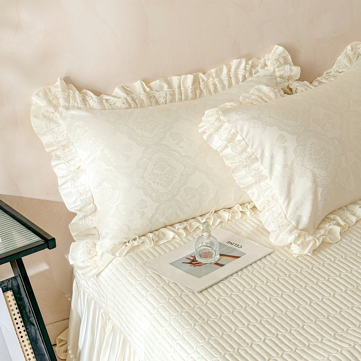 91家纺网 家纺一手货源 找家纺 金阳光家纺 2026春夏新款A类花边蕾丝款水洗真丝天丝床盖款床单款提花四件套 秘密花园-白