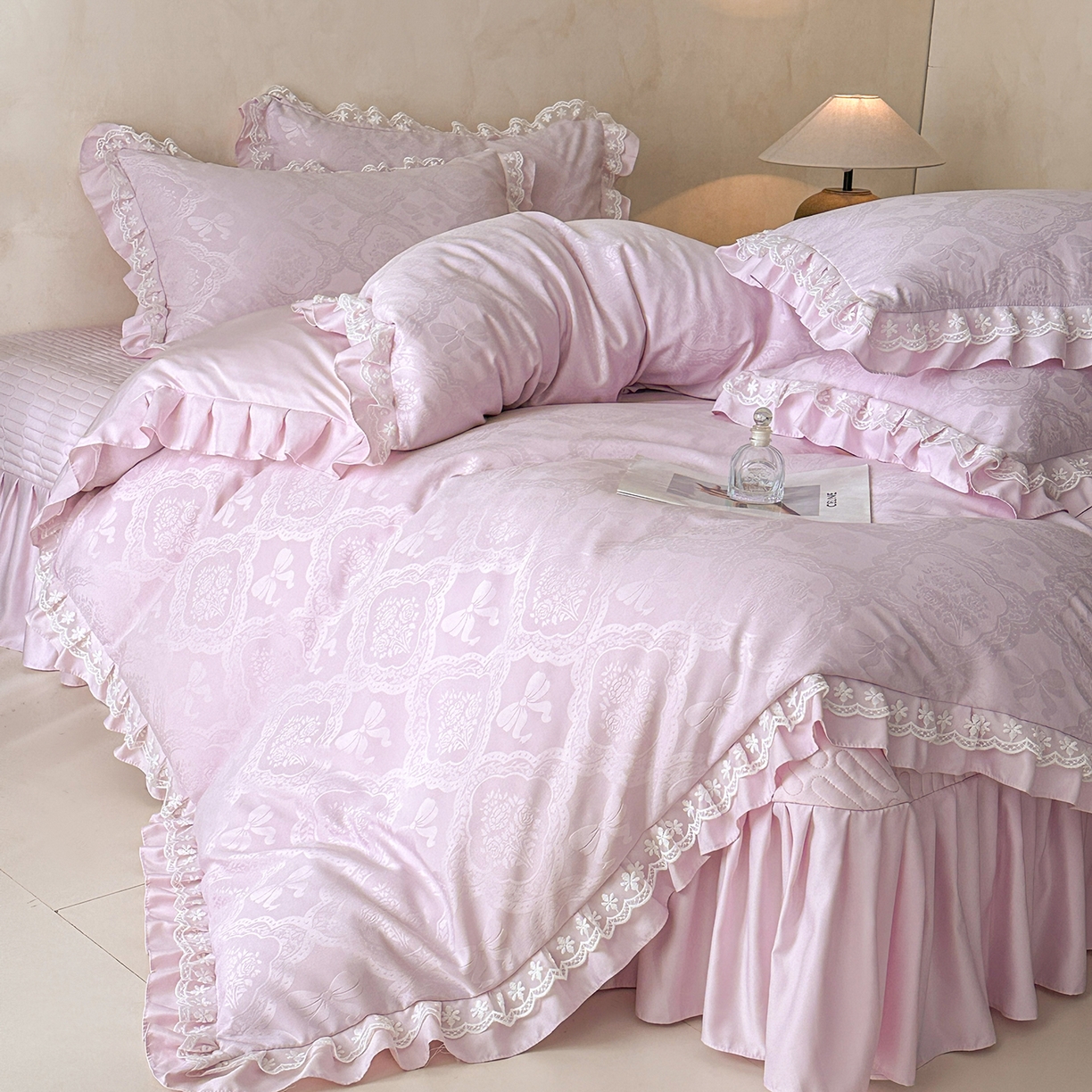 91家纺网 家纺一手货源 找家纺 金阳光家纺 2026春夏新款A类花边蕾丝款水洗真丝天丝床盖款床单款提花四件套 秘密花园-紫