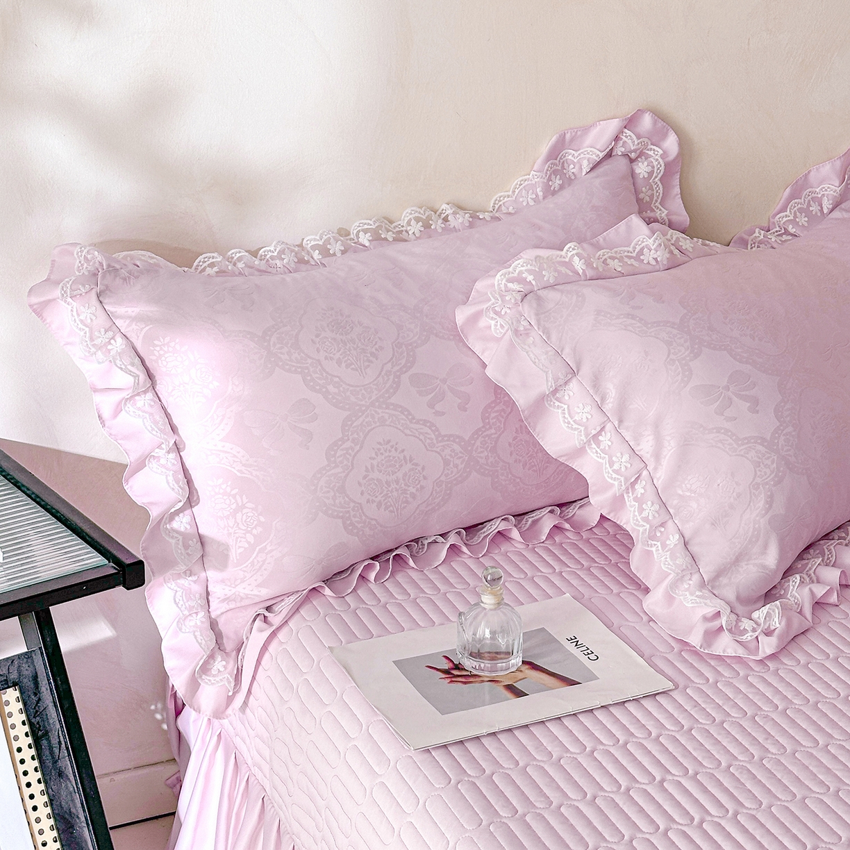 91家纺网 家纺一手货源 找家纺 金阳光家纺 2026春夏新款A类花边蕾丝款水洗真丝天丝床盖款床单款提花四件套 秘密花园-紫