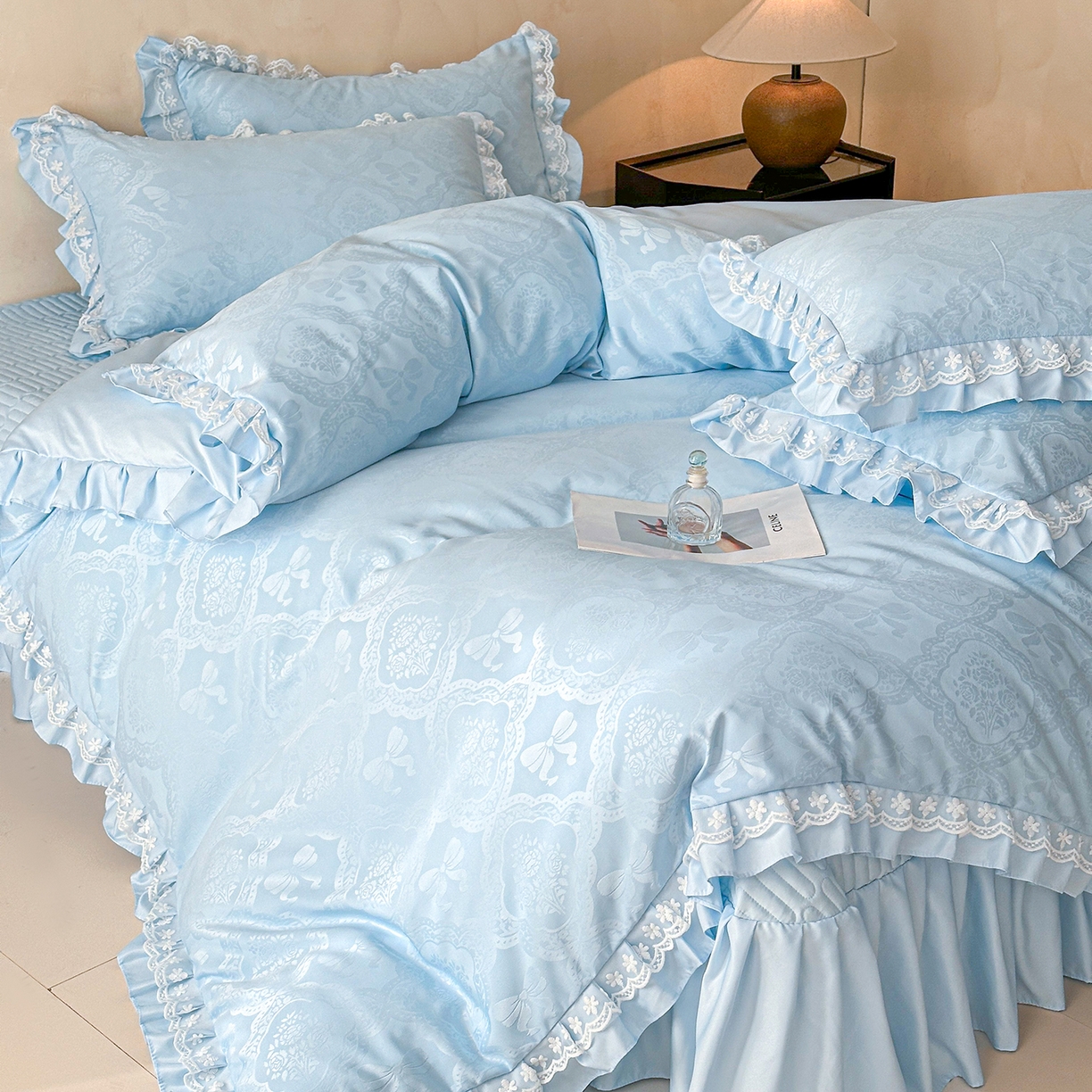 91家纺网 家纺一手货源 找家纺 金阳光家纺 2026春夏新款A类花边蕾丝款水洗真丝天丝床盖款床单款提花四件套 秘密花园-蓝