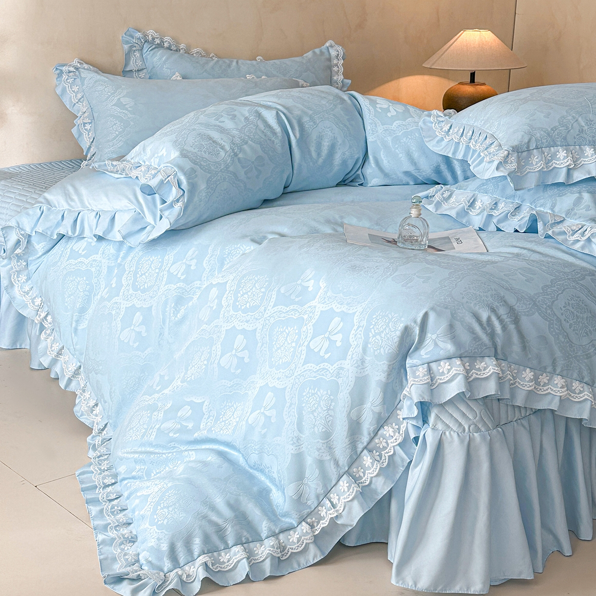 91家纺网 家纺一手货源 找家纺 金阳光家纺 2026春夏新款A类花边蕾丝款水洗真丝天丝床盖款床单款提花四件套 秘密花园-蓝