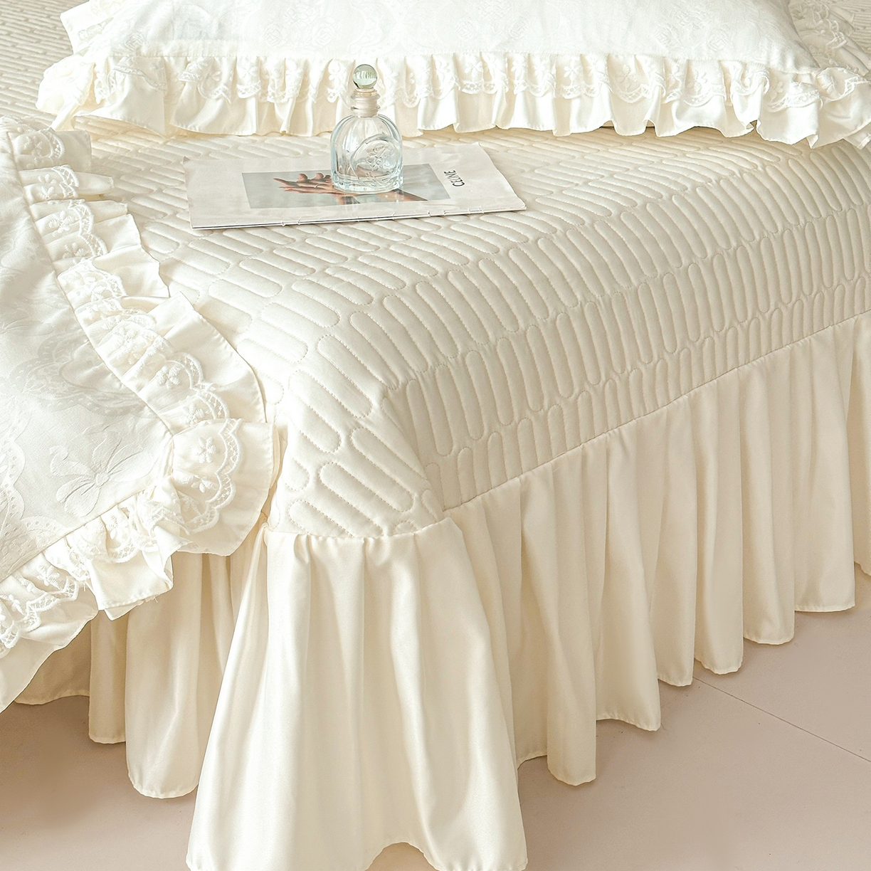 91家纺网 家纺一手货源 找家纺 金阳光家纺 2026春夏新款A类花边蕾丝款水洗真丝天丝床盖款床单款提花四件套 秘密花园-白