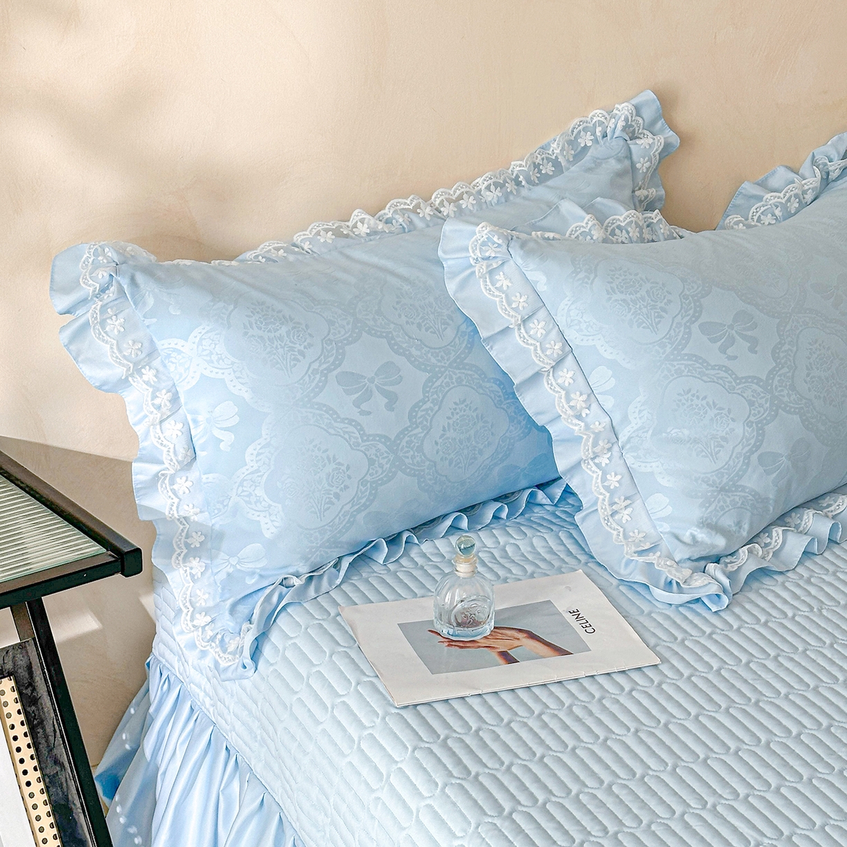 91家纺网 家纺一手货源 找家纺 金阳光家纺 2026春夏新款A类花边蕾丝款水洗真丝天丝床盖款床单款提花四件套 秘密花园-蓝