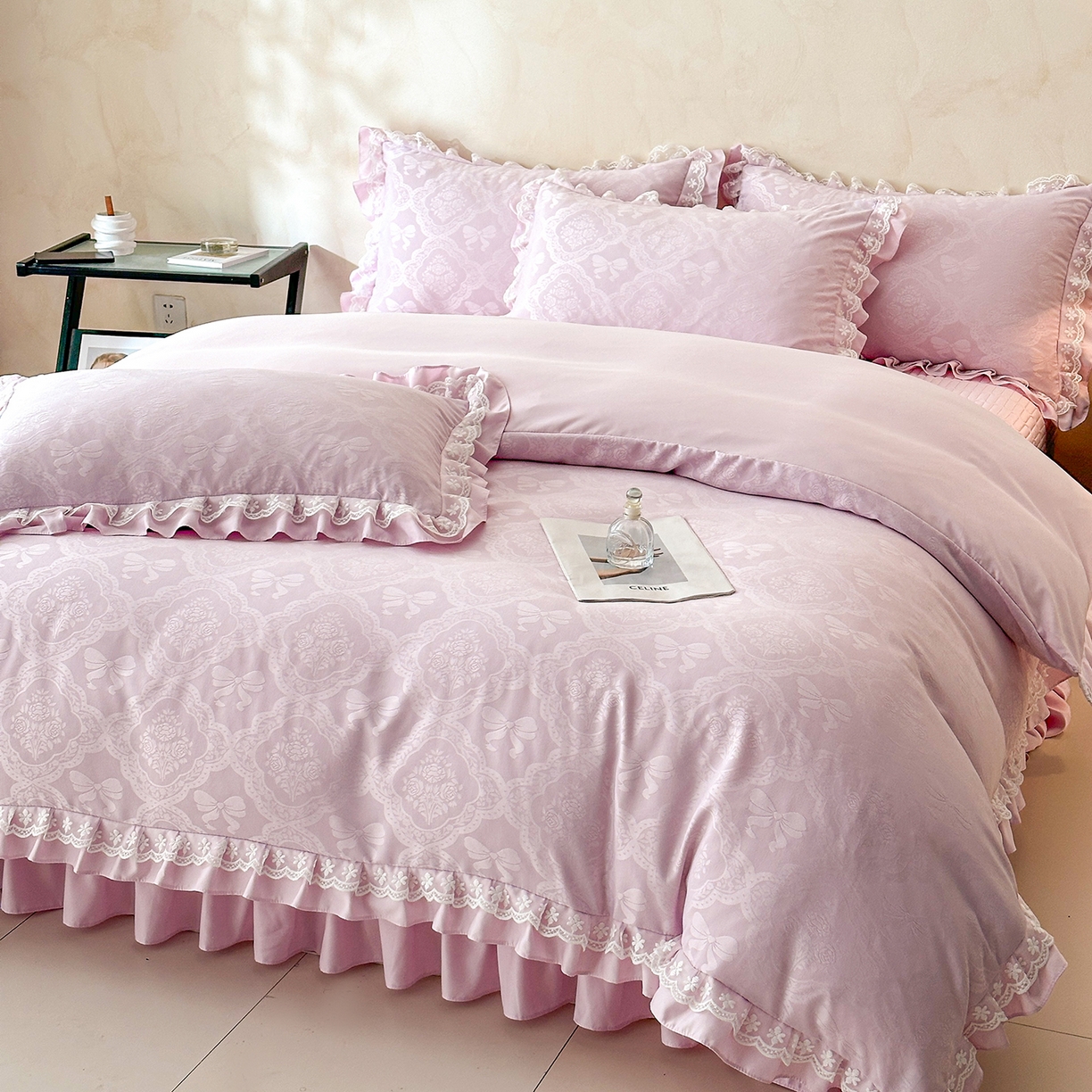 91家纺网 家纺一手货源 找家纺 金阳光家纺 2026春夏新款A类花边蕾丝款水洗真丝天丝床盖款床单款提花四件套 秘密花园-紫