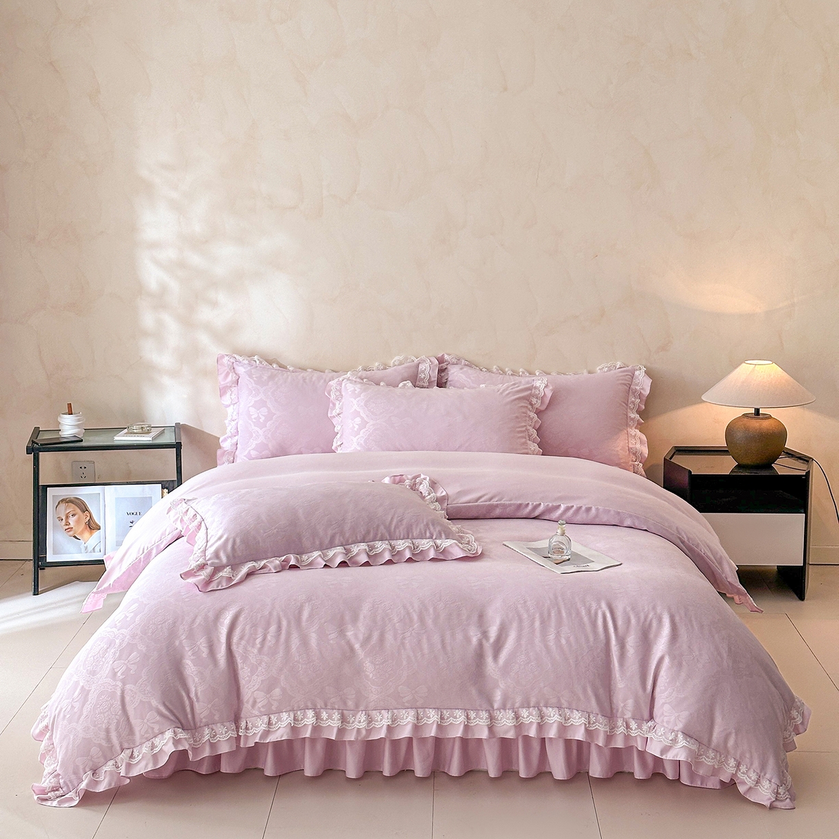 91家纺网 家纺一手货源 找家纺 金阳光家纺 2026春夏新款A类花边蕾丝款水洗真丝天丝床盖款床单款提花四件套 秘密花园-紫