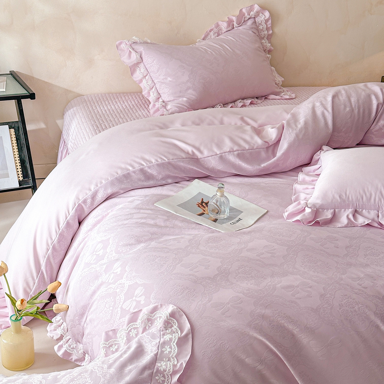 91家纺网 家纺一手货源 找家纺 金阳光家纺 2026春夏新款A类花边蕾丝款水洗真丝天丝床盖款床单款提花四件套 秘密花园-紫