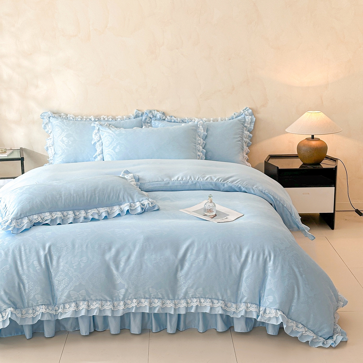 91家纺网 家纺一手货源 找家纺 金阳光家纺 2026春夏新款A类花边蕾丝款水洗真丝天丝床盖款床单款提花四件套 秘密花园-蓝