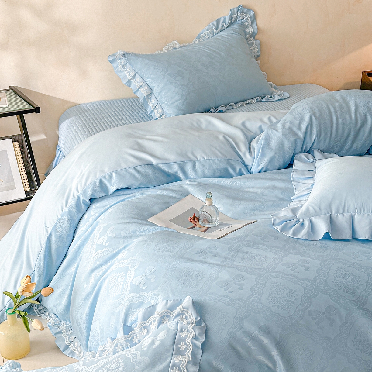 91家纺网 家纺一手货源 找家纺 金阳光家纺 2026春夏新款A类花边蕾丝款水洗真丝天丝床盖款床单款提花四件套 秘密花园-蓝