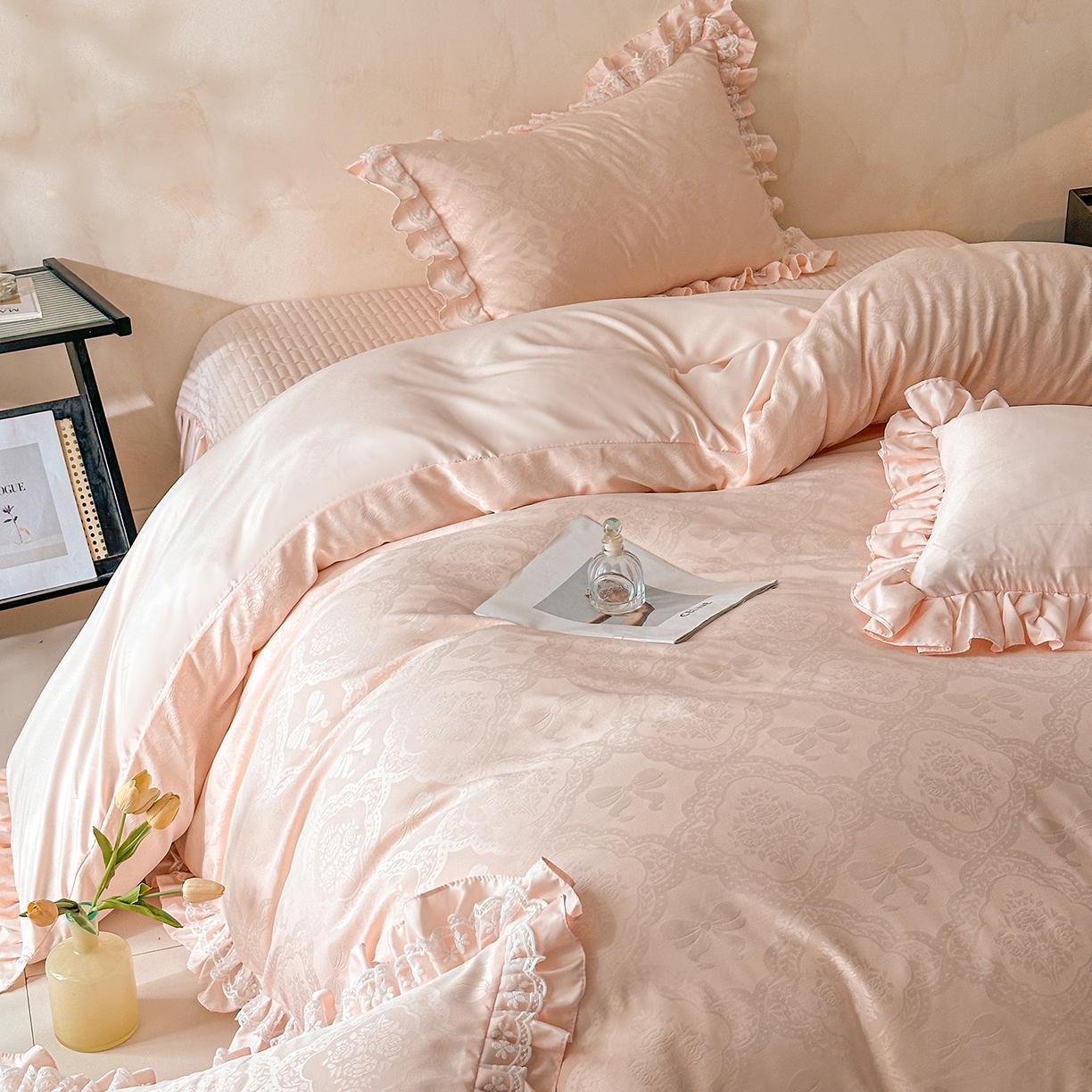 91家纺网 家纺一手货源 找家纺 金阳光家纺 2026春夏新款A类花边蕾丝款水洗真丝天丝床盖款床单款提花四件套 秘密花园-粉