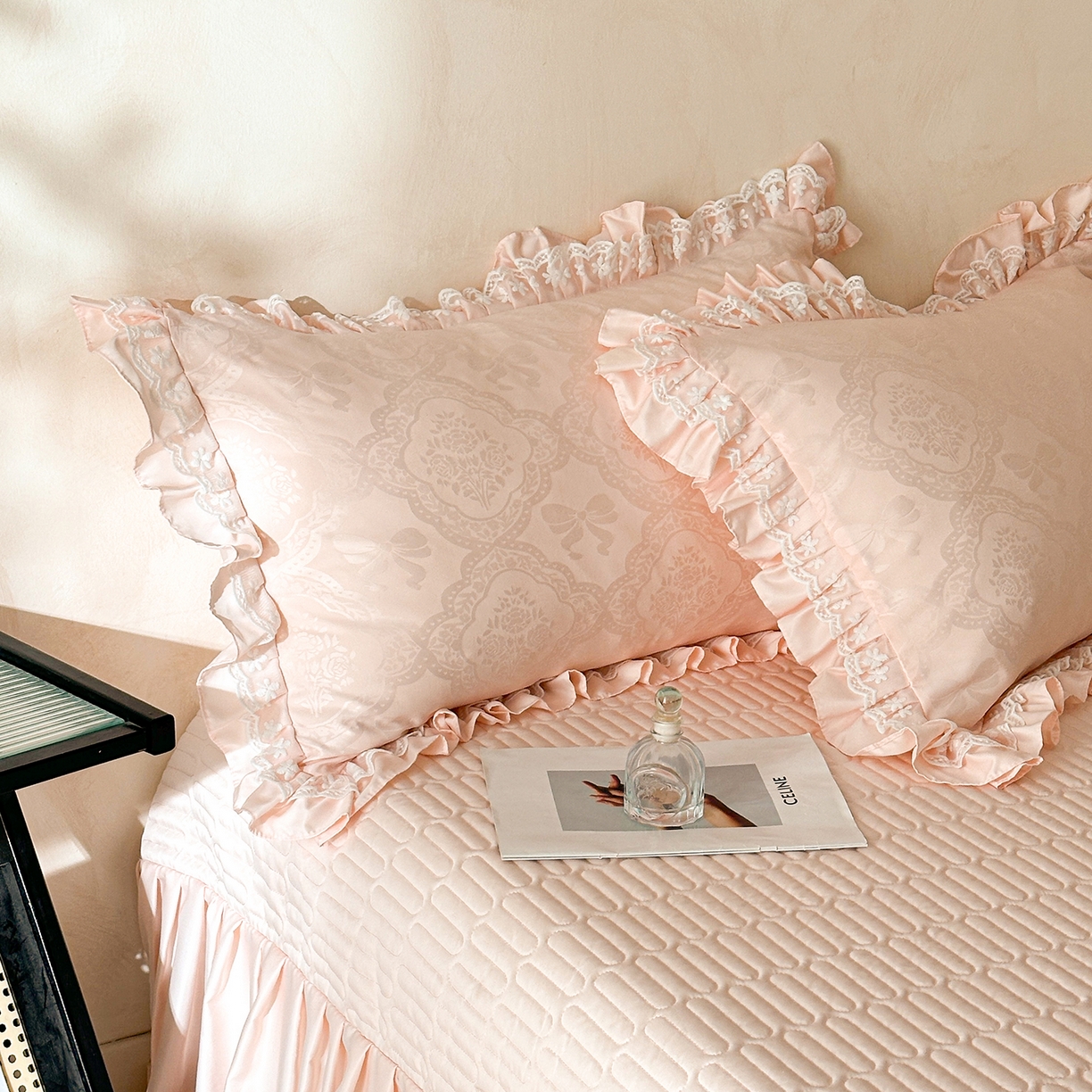 91家纺网 家纺一手货源 找家纺 金阳光家纺 2026春夏新款A类花边蕾丝款水洗真丝天丝床盖款床单款提花四件套 秘密花园-粉