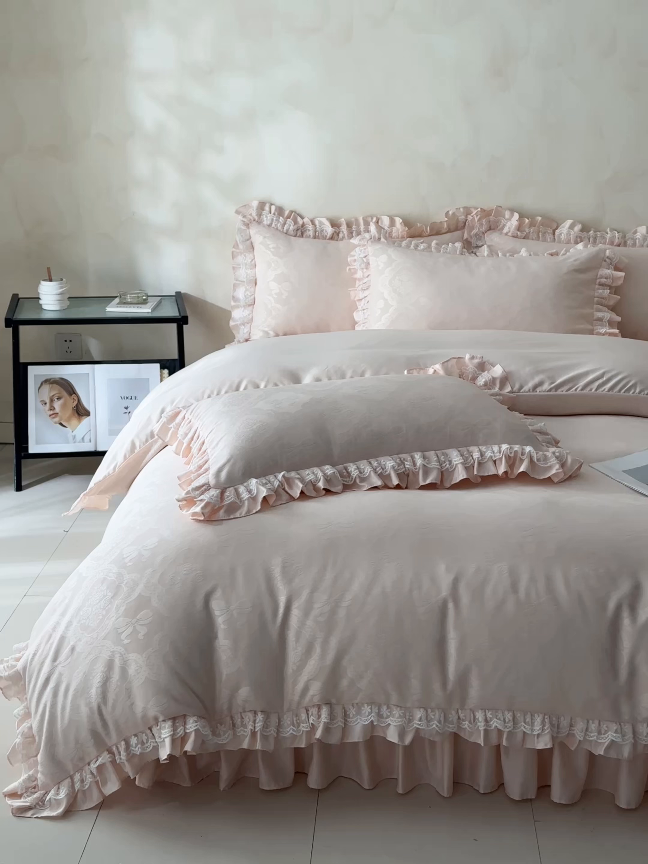 91家纺网 家纺一手货源 找家纺 金阳光家纺 2026春夏新款A类花边蕾丝款水洗真丝天丝床盖款床单款提花四件套 秘密花园-粉