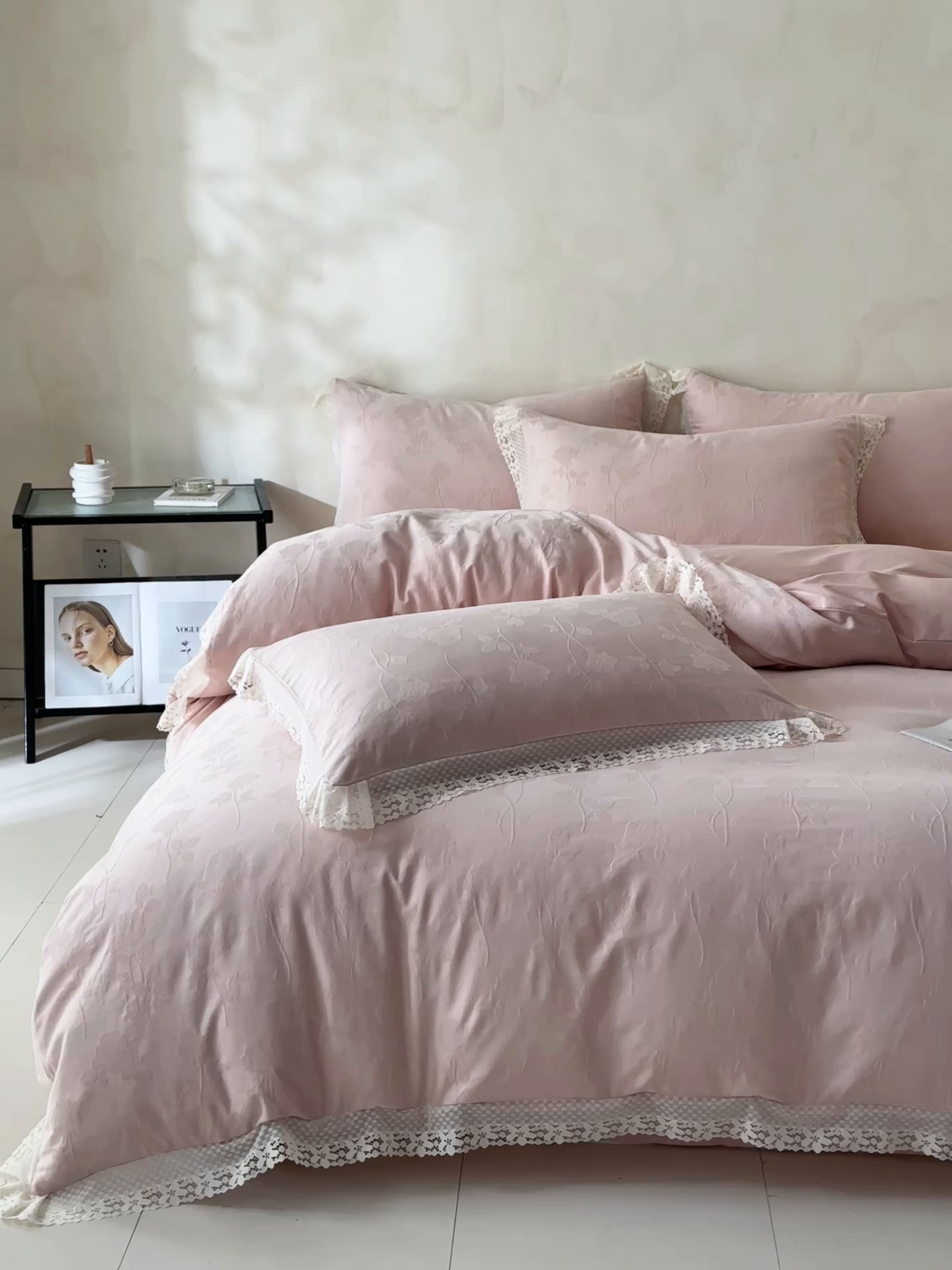 91家纺网 家纺一手货源 找家纺 金阳光家纺 2026春夏新款A类花边蕾丝款水洗真丝天丝床盖款床单款提花四件套 秘密花园-紫