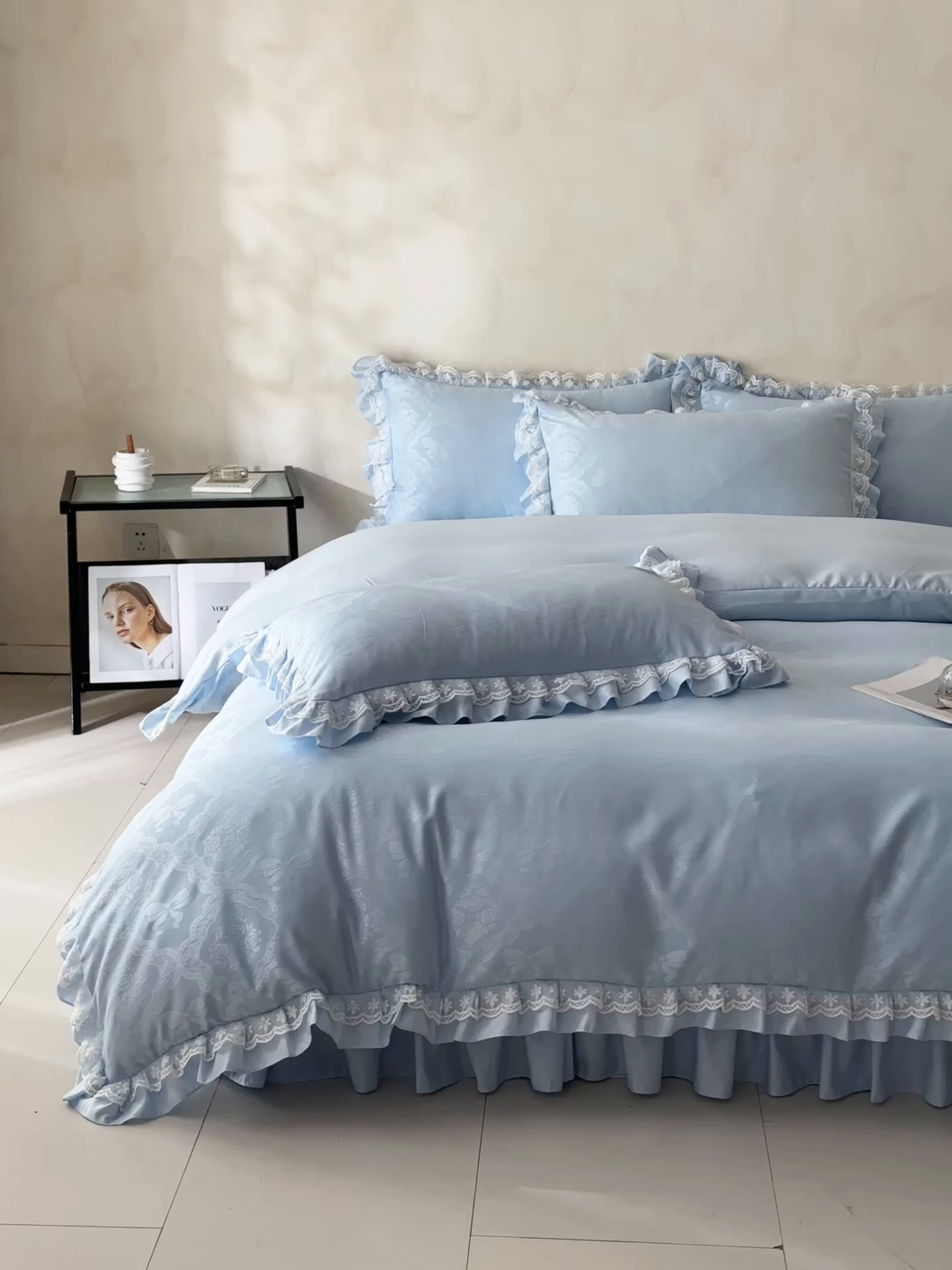 91家纺网 家纺一手货源 找家纺 金阳光家纺 2026春夏新款A类花边蕾丝款水洗真丝天丝床盖款床单款提花四件套 秘密花园-蓝