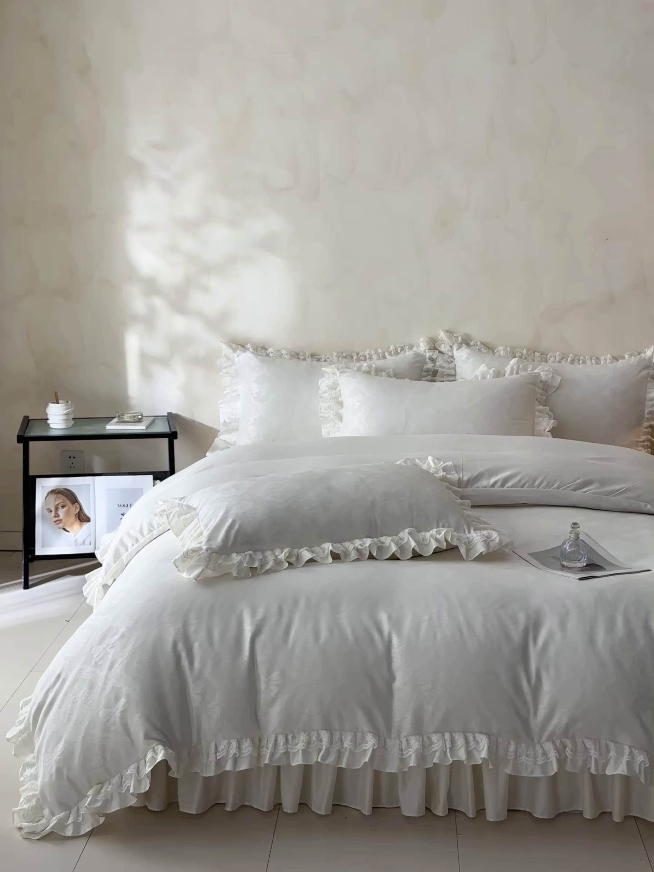 91家纺网 家纺一手货源 找家纺 金阳光家纺 2026春夏新款A类花边蕾丝款水洗真丝天丝床盖款床单款提花四件套 秘密花园-白