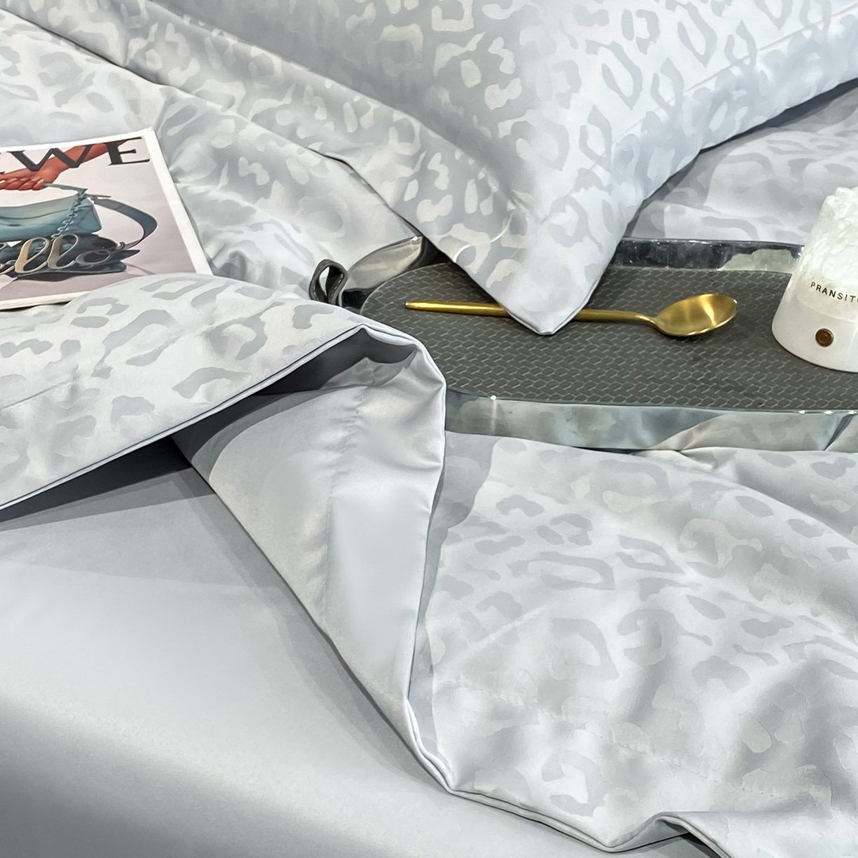 91家纺网 家纺一手货源 找家纺 金阳光家纺 2026新款A类水洗真丝天丝提花高奢豹纹系列夏被夏凉被空调被夏被四件套 豹纹-浅灰