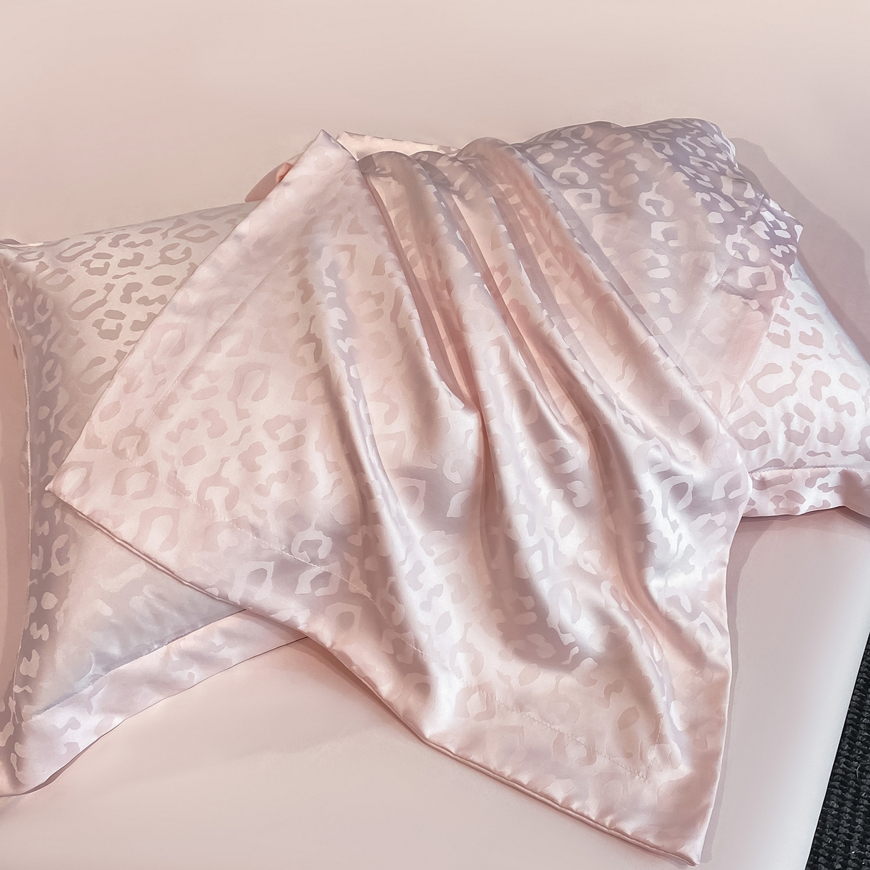 91家纺网 家纺一手货源 找家纺 金阳光家纺 2026新款A类水洗真丝天丝提花高奢豹纹系列夏被夏凉被空调被夏被四件套 豹纹-粉