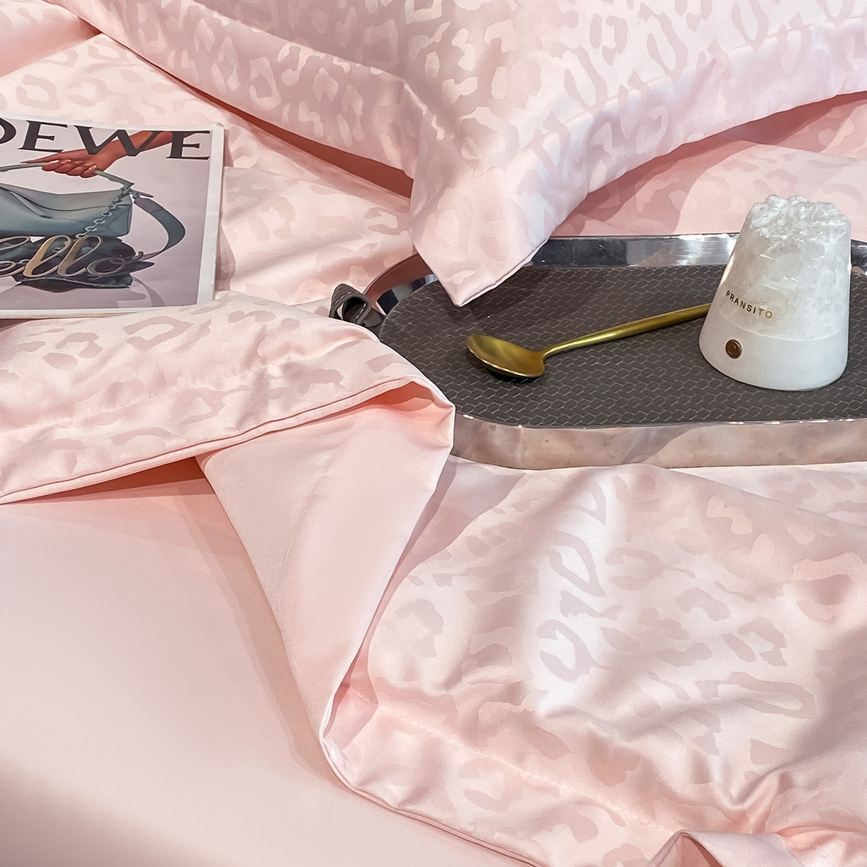 91家纺网 家纺一手货源 找家纺 金阳光家纺 2026新款A类水洗真丝天丝提花高奢豹纹系列夏被夏凉被空调被夏被四件套 豹纹-粉