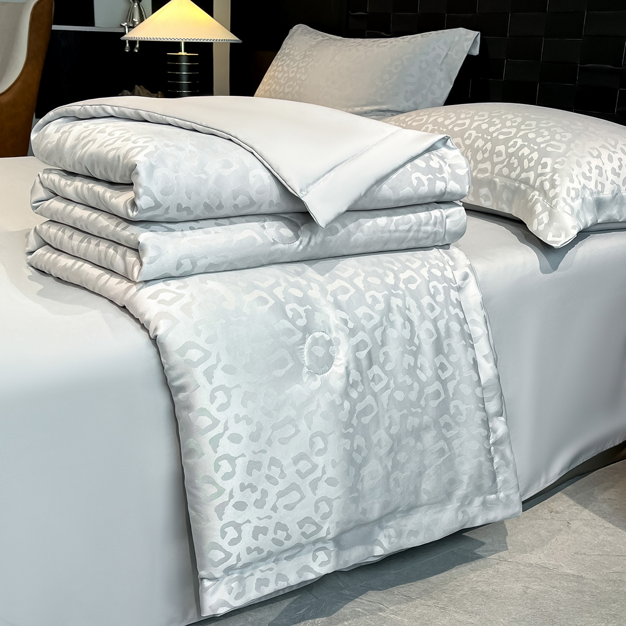 91家纺网 家纺一手货源 找家纺 金阳光家纺 2026新款A类水洗真丝天丝提花高奢豹纹系列夏被夏凉被空调被夏被四件套 豹纹-浅灰