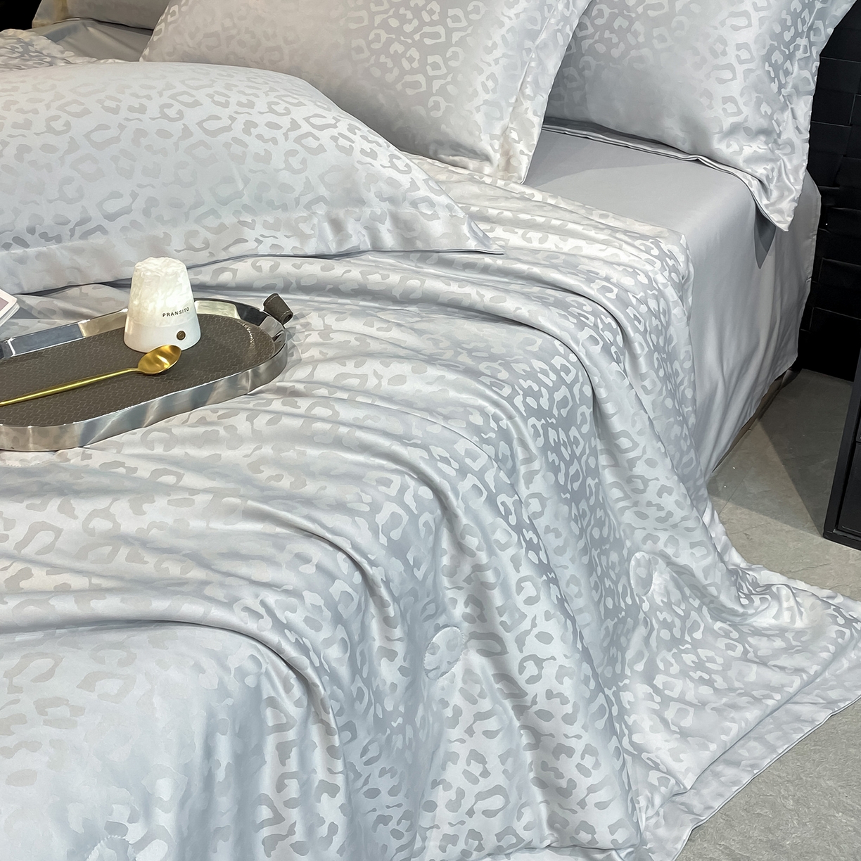 91家纺网 家纺一手货源 找家纺 金阳光家纺 2026新款A类水洗真丝天丝提花高奢豹纹系列夏被夏凉被空调被夏被四件套 豹纹-浅灰