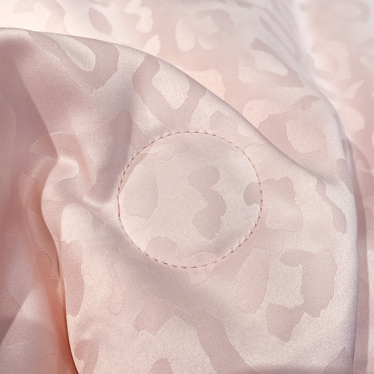 91家纺网 家纺一手货源 找家纺 金阳光家纺 2026新款A类水洗真丝天丝提花高奢豹纹系列夏被夏凉被空调被夏被四件套 豹纹-粉