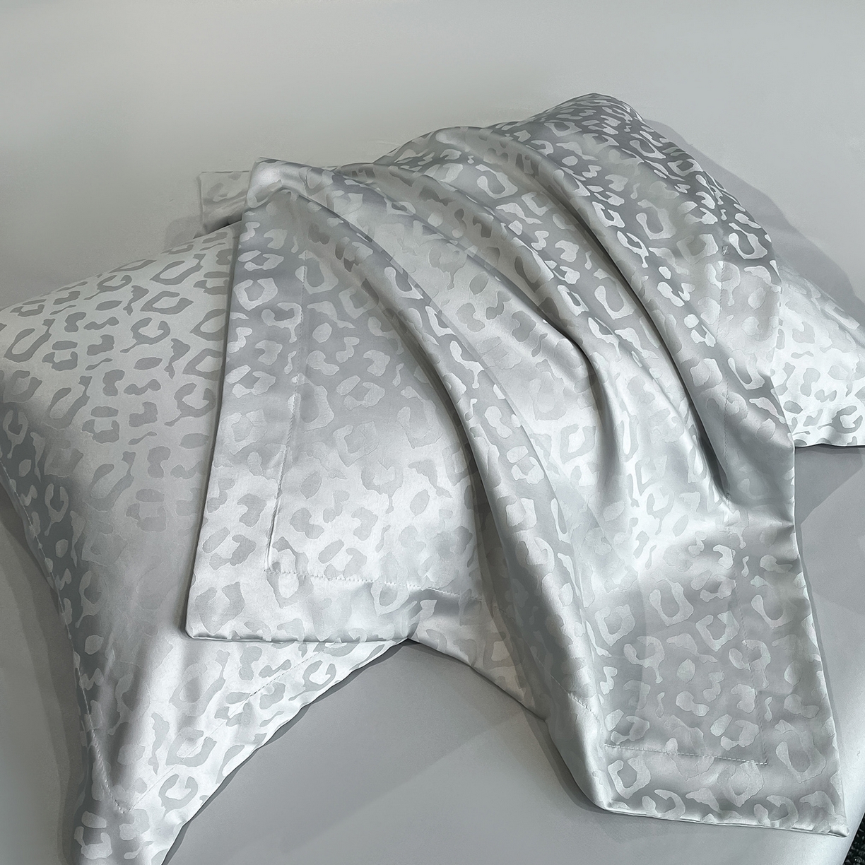 91家纺网 家纺一手货源 找家纺 金阳光家纺 2026新款A类水洗真丝天丝提花高奢豹纹系列夏被夏凉被空调被夏被四件套 豹纹-浅灰