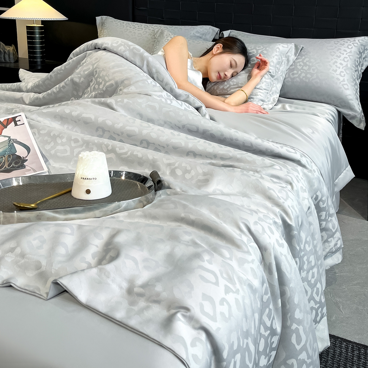 91家纺网 家纺一手货源 找家纺 金阳光家纺 2026新款A类水洗真丝天丝提花高奢豹纹系列夏被夏凉被空调被夏被四件套 豹纹-浅灰